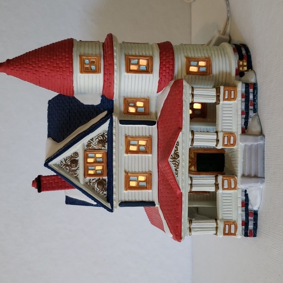 DICKENSVILLE Other - DICKENSVILLE COLLECTABLES PORCELAIN LIGHTED HOUSE APPROX 9" CHRISTMAS VILLAGE